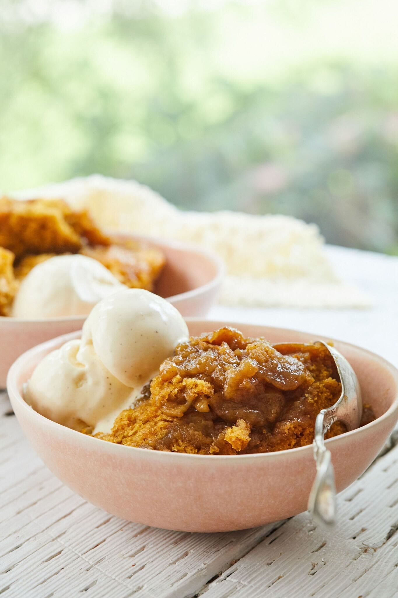 Crock-Pot Pumpkin Cobbler is cooked to perfection, with tender and most cake and gooey sauce, paired with smooth vanilla ice cream. 